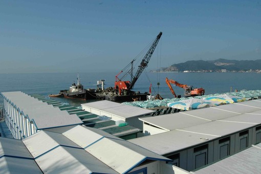 Bagni marinella, ci scrive una lettrice: tecniche "sperimentali", forse volevano fare un molo come si fa un muretto.