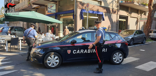 Albenga, ubriaco contro dehor perchè geloso di una ragazza: guidava con patente falsa Albenga, ubriaco contro dehor perchè geloso di una ragazza: guidava con patente falsa