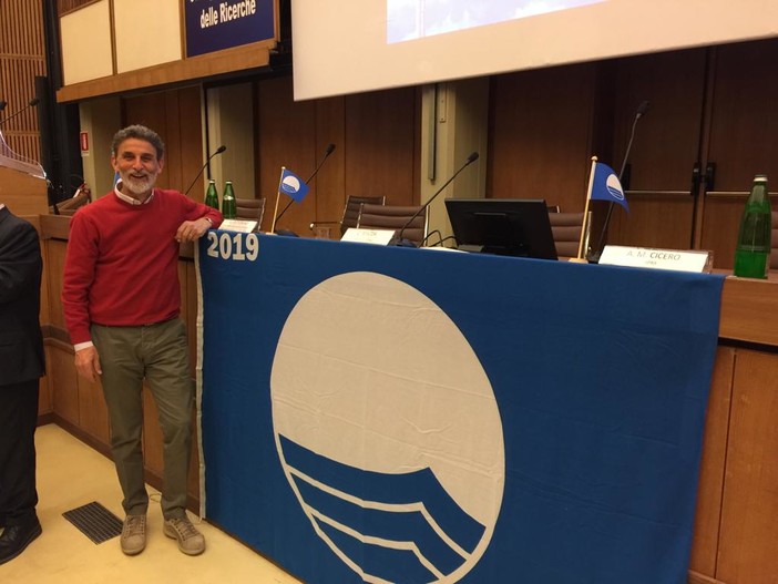 La Bandiera Blu non è sinonimo di compatibilità ambientale La Bandiera Blu non è sinonimo di compatibilità ambientale