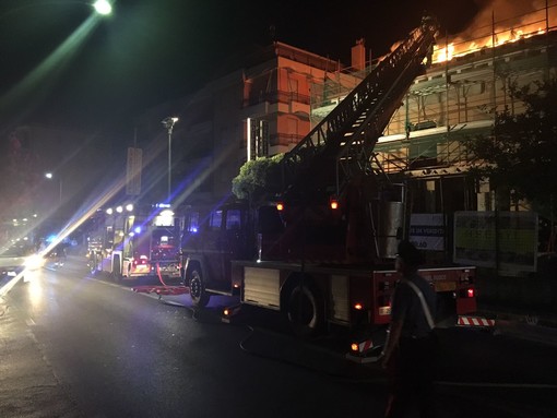 In fiamme una palazzina sulla via Aurelia a Borghetto Santo Spirito (FOTO e VIDEO)