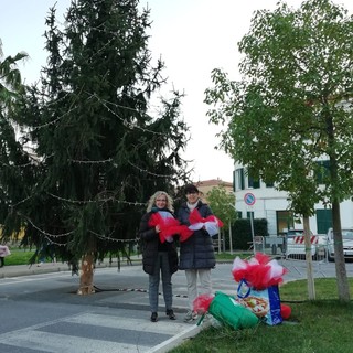 Borghetto Santo Spirito: sindaco e assessori addobbano personalmente l'albero (FOTOgallery)