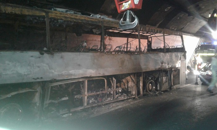 Autobus in fiamme sulla A10: continuano le code tra Celle e Savona Autobus in fiamme sulla A10: continuano le code tra Celle e Savona