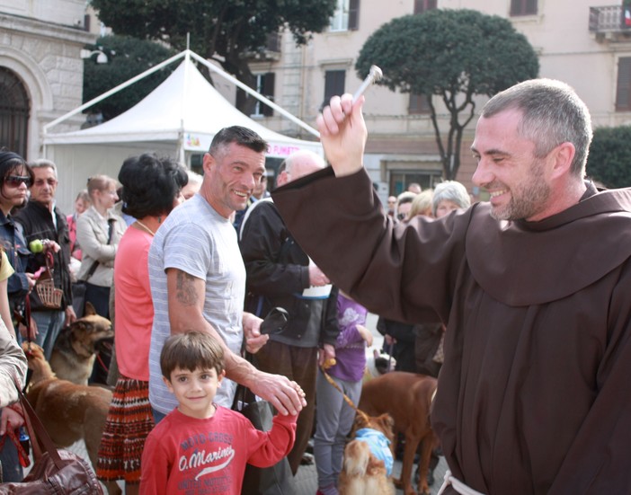 Tanti amici a quattro zampe per la "passeggiata canina" savonese (le foto) Tanti amici a quattro zampe per la "passeggiata canina" savonese (le foto)