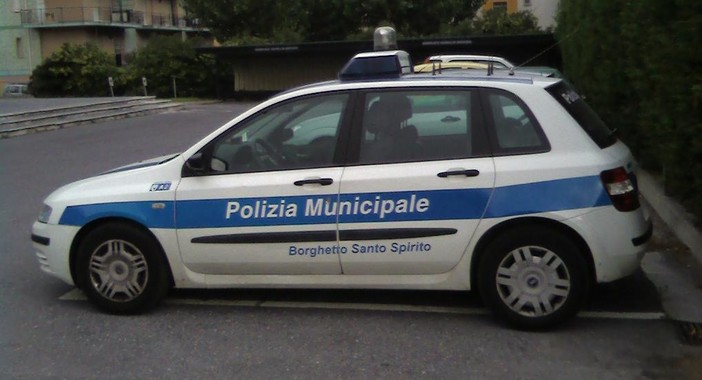 Un'auto della Polizia Municipale di Borghetto Santo Spirito