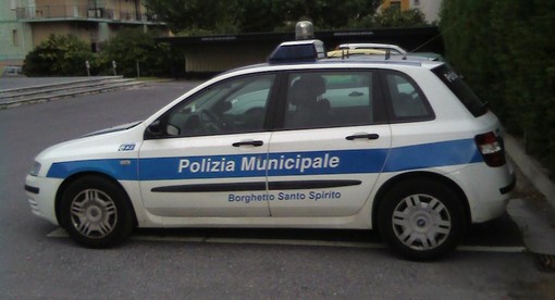 Un'auto della Polizia Municipale di Borghetto Santo Spirito