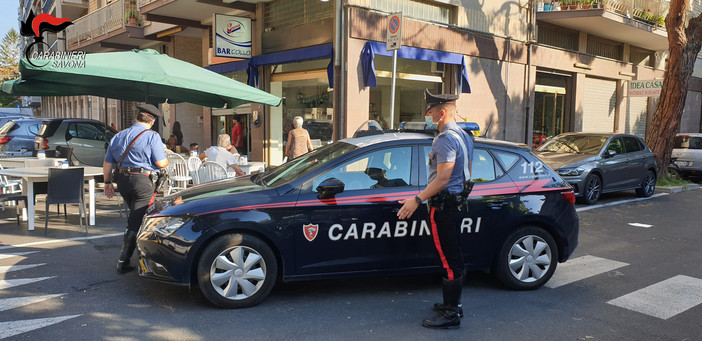 Albenga, ubriaco contro dehor perchè geloso di una ragazza: guidava con patente falsa Albenga, ubriaco contro dehor perchè geloso di una ragazza: guidava con patente falsa