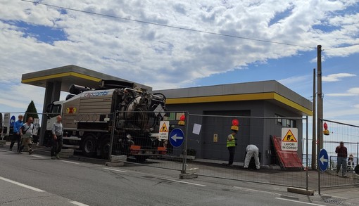 Finale, il benzinaio dal molo di Pia cambia ufficialmente gestione: cominciati i lavori per la riqualificazione