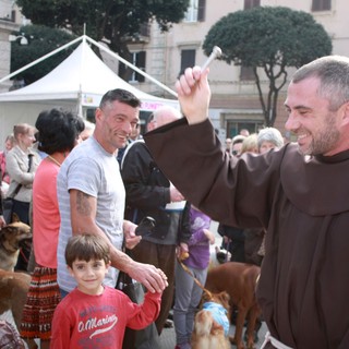 Tanti amici a quattro zampe per la "passeggiata canina" savonese (le foto)