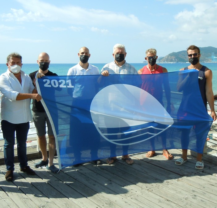 Savona, consegnata alla città la Bandiera Blu. Santi: "Testimonianza dell'impegno su sostenibilità ambientale" Savona, consegnata alla città la Bandiera Blu. Santi: "Testimonianza dell'impegno su sostenibilità ambientale"