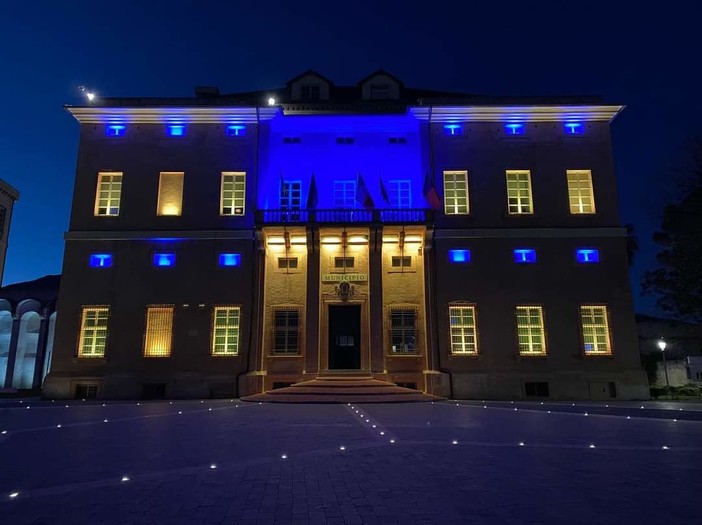 Loano a fianco del popolo ucraino: Palazzo Doria si "illumina" di blu e giallo