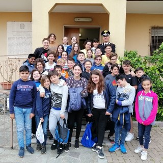 Caserma dei carabinieri "invasa" dagli alunni delle scuole di Ortovero