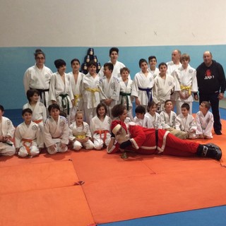 Babbo Natale in visita a sorpresa dai piccoli atleti del judo albenganese