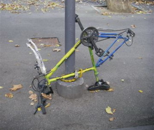 Noli dichiara guerra alle due ruote abbandonate