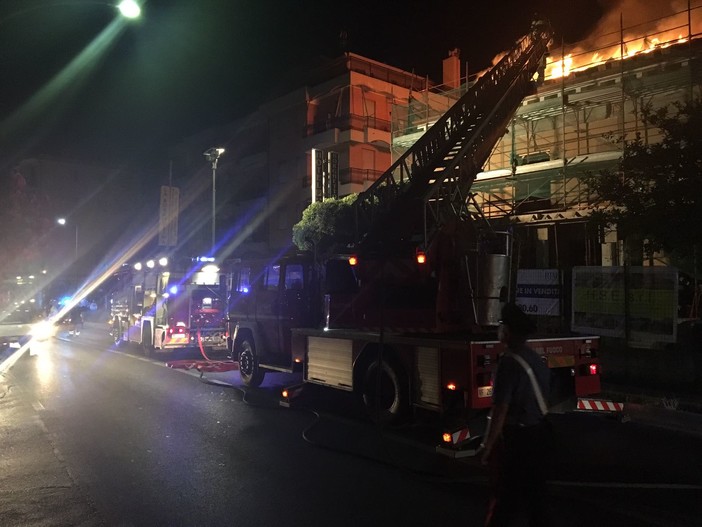 In fiamme una palazzina sulla via Aurelia a Borghetto Santo Spirito (FOTO e VIDEO) In fiamme una palazzina sulla via Aurelia a Borghetto Santo Spirito (FOTO e VIDEO)