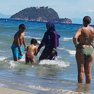 Burkini in Riviera, Rusca Zargar: "Polemica da modest fashion, meglio un master in diritti umani" Burkini in Riviera, Rusca Zargar: "Polemica da modest fashion, meglio un master in diritti umani"