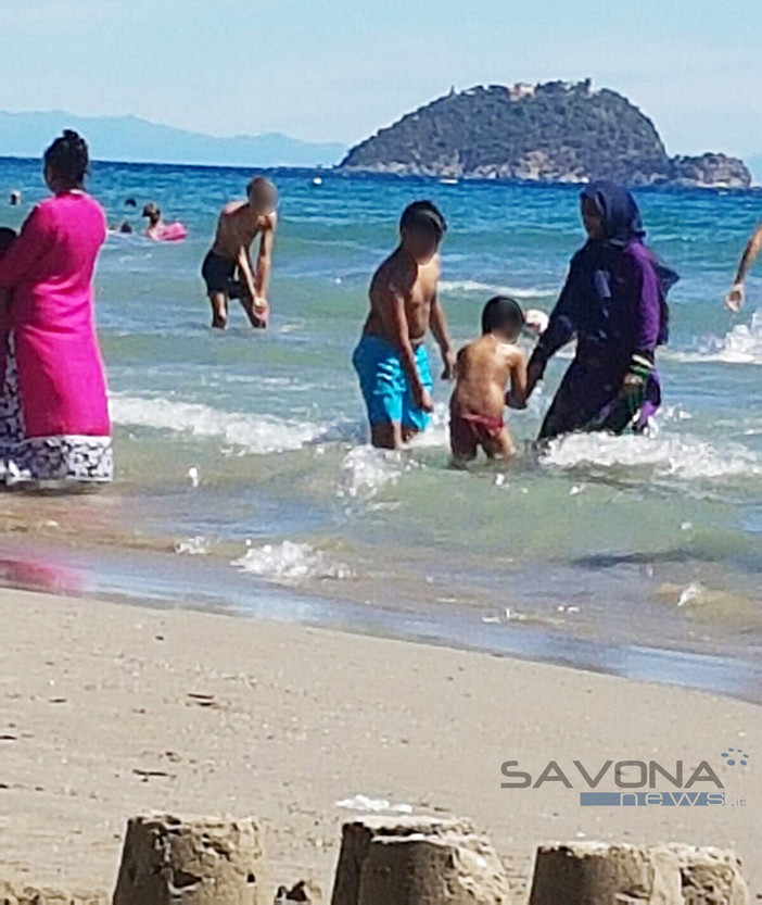 Burkini: anche sulle spiagge alassine il "costume integrale" vietato dai sindaci francesi