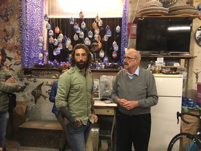 Albissola, Brumotti da Striscia alle Ceramiche San Giorgio: “Oggi niente botte, ma solo botti” Albissola, Brumotti da Striscia alle Ceramiche San Giorgio: “Oggi niente botte, ma solo botti”