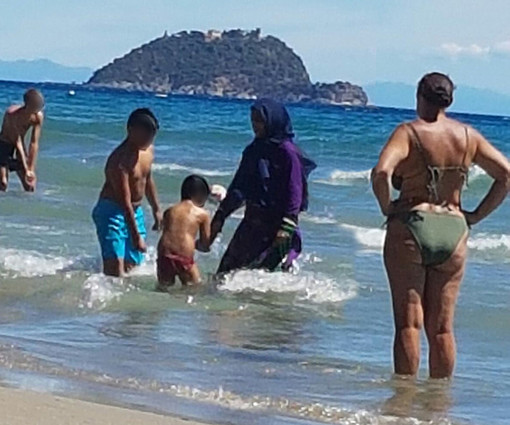 Burkini in Riviera, Rusca Zargar: "Polemica da modest fashion, meglio un master in diritti umani"