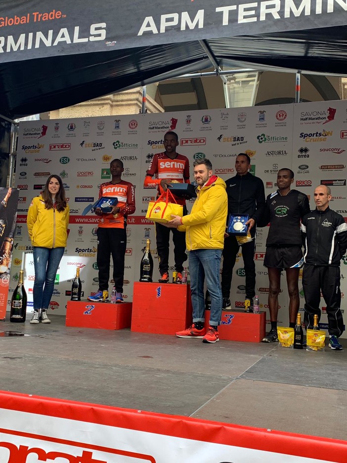 Biraghi consegna un premio alla Half Marathon di Savona