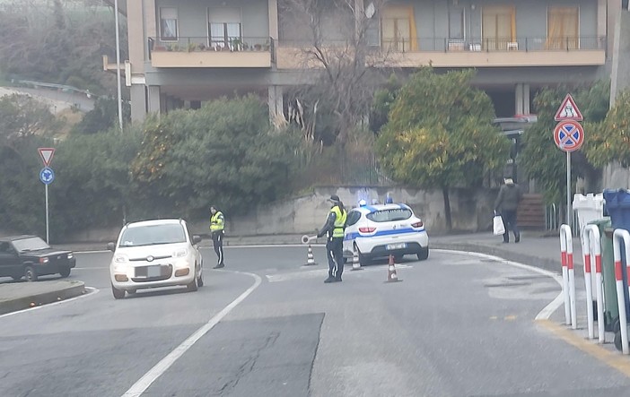 Savona, buca in via Comotto: senso unico alternato della polizia locale Savona, buca in via Comotto: senso unico alternato della polizia locale