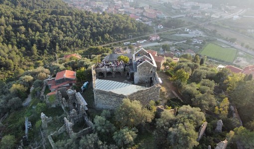 Andora, l’oliveto di Borgo Castello apre al pubblico per la “Merenda nell’Oliveta” e la dedica a Nino Lamboglia Andora, l’oliveto di Borgo Castello apre al pubblico per la “Merenda nell’Oliveta” e la dedica a Nino Lamboglia
