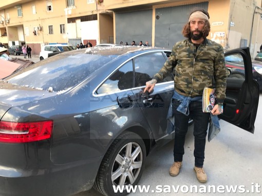 Aggressione da brividi a Palermo per Vittorio Brumotti e la troupe di "Striscia la Notizia" (FOTO ESCLUSIVE)