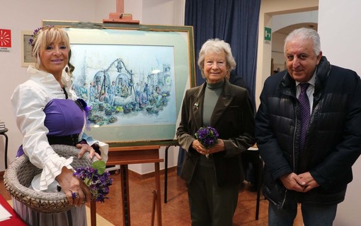 Al centro, con il sindaco Pietro Balestra, la pittrice Binny Dobelli (foto Silvio Fasano) Al centro, con il sindaco Pietro Balestra, la pittrice Binny Dobelli (foto Silvio Fasano)