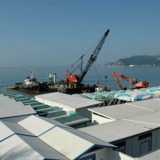 Lavori &quot;misteriosi&quot; alle fornaci (Savona): ma che fanno, smantellano il moletto costruito quest'inverno?