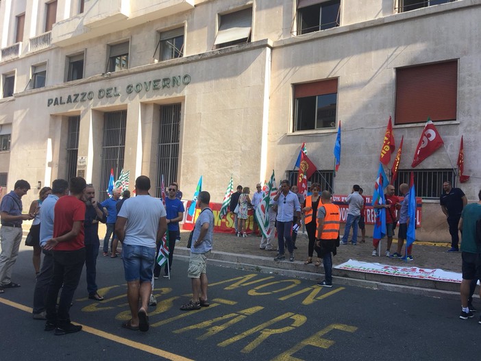 Savona, sciopero contro le morti sul lavoro, Pasa (Cgil): "Creiamo un protocollo di sicurezza anche per gli appalti e subappalti" (FOTO e VIDEO) Savona, sciopero contro le morti sul lavoro, Pasa (Cgil): "Creiamo un protocollo di sicurezza anche per gli appalti e subappalti" (FOTO e VIDEO)