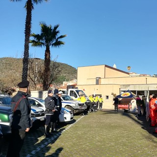 Davanti al "Gassman" la benedizione dei veicoli delle forze dell'ordine e del volontariato di Pietra e Borgio
