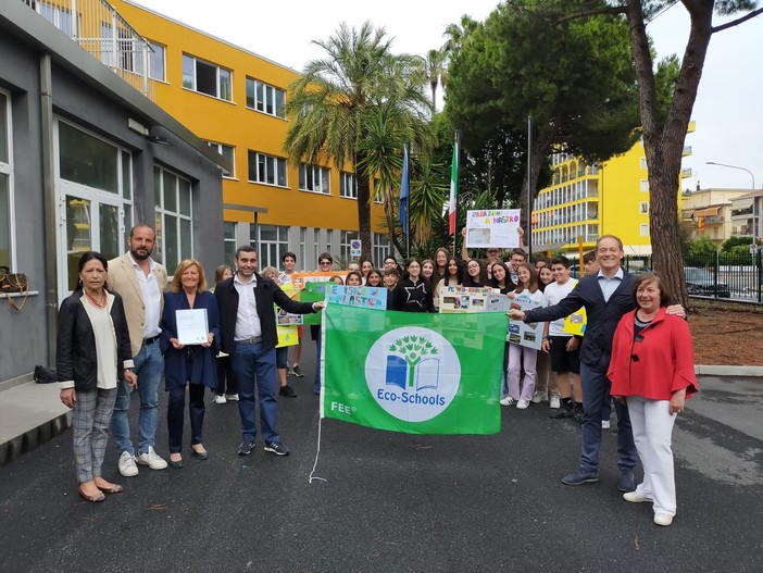 Andora, le scuole medie festeggiano la Giornata Mondiale dell'Ambiente ricevendo la Bandiera Verde FEE Andora, le scuole medie festeggiano la Giornata Mondiale dell'Ambiente ricevendo la Bandiera Verde FEE