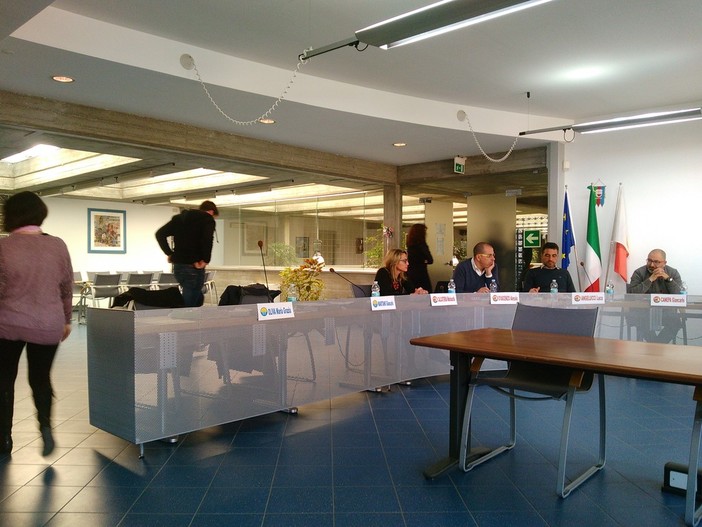 Nella foto: il momento in cui i consiglieri di minoranza abbandonano la sala consiliare Nella foto: il momento in cui i consiglieri di minoranza abbandonano la sala consiliare