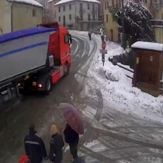 Neve in Val Bormida, camion intraversato sulla Sp 28 bis: strada chiusa (FOTO)