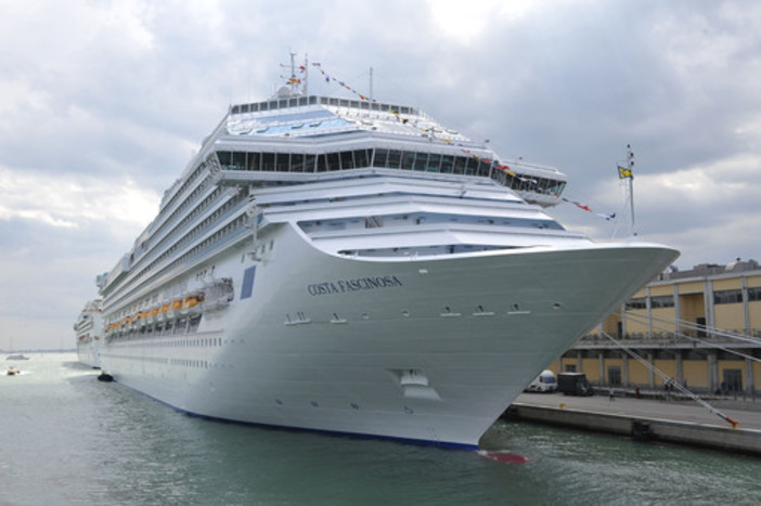 La Costa Fascinosa fa rotta verso Savona, domani l'attracco al Palacrociere