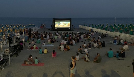 Loano, proseguono con successo le proiezioni del "Cinema in spiaggia" ai Bagni Lampara Loano, proseguono con successo le proiezioni del "Cinema in spiaggia" ai Bagni Lampara