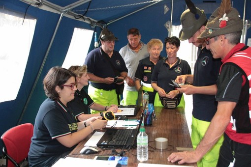 Nella foto: L’attività della segreteria al Campo base di Albisola Superiore