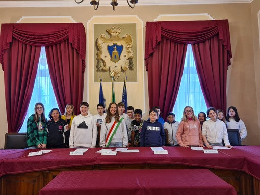 Alassio, prima seduta del Consiglio comunale dei ragazzi Alassio, prima seduta del Consiglio comunale dei ragazzi