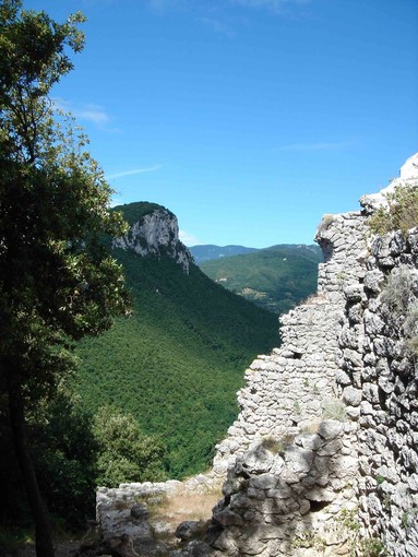 Finale Ligure, domenica escursione al "Villaggio delle Anime" e alle Rocca di Perti Finale Ligure, domenica escursione al "Villaggio delle Anime" e alle Rocca di Perti