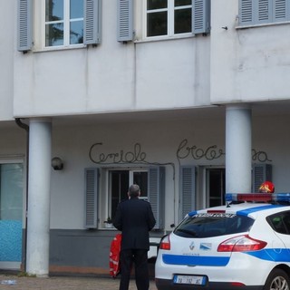 Ceriale, uomo minaccia di buttarsi dalla finestra del comando della polizia locale (FOTO)
