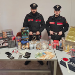 Droga, materiale da spaccio e 40kg di esplosivi: arrestato operaio 30enne