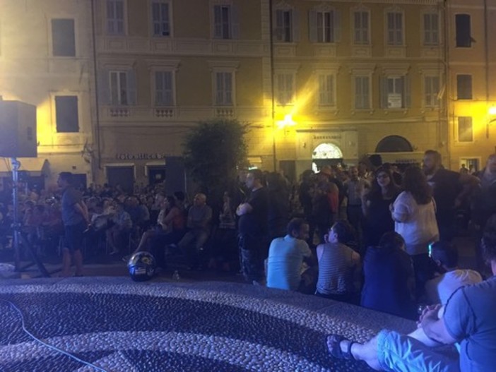 Zibba con la chitarra in piazza: 5 minuti in più (presunti) e qualcuno chiama i carabinieri