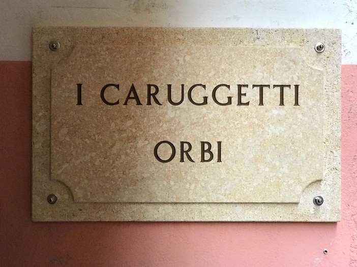 Loano, una nuova targa per identificare “I caruggetti orbi” Loano, una nuova targa per identificare “I caruggetti orbi”