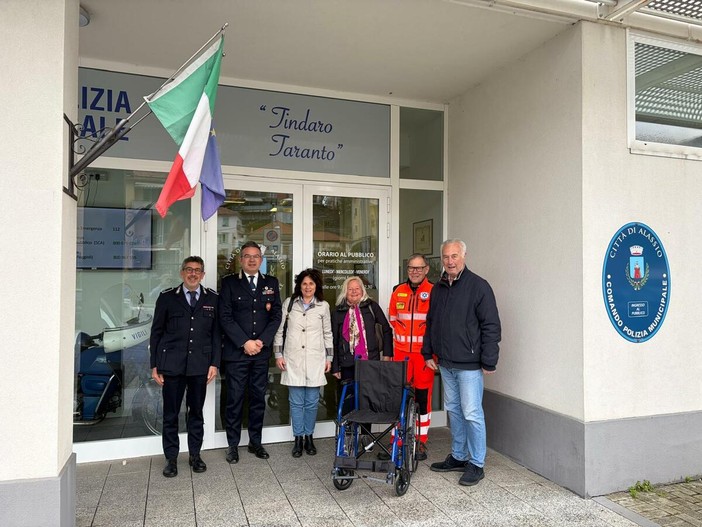 Da oggetto smarrito a risorsa per le persone in difficoltà: alla Croce Bianca una carrozzina recuperata dalla Polizia locale