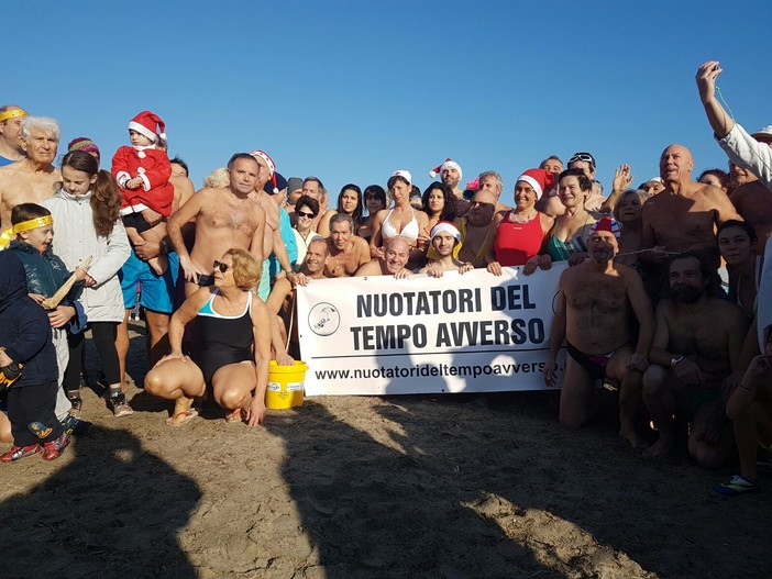 Albenga, oltre 100 coraggiosi per il cimento invernale (VIDEO e FOTO) Albenga, oltre 100 coraggiosi per il cimento invernale (VIDEO e FOTO)