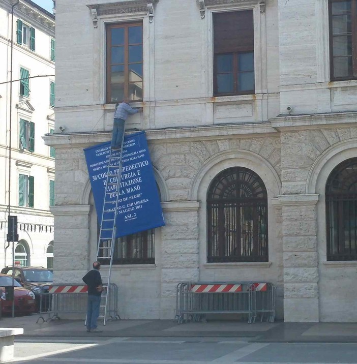 Piccole cose. Asl: lo striscione per il 30° anniversario di chirurgia della mano issato su Palazzo Sisto senza misure di sicurezza? Piccole cose. Asl: lo striscione per il 30° anniversario di chirurgia della mano issato su Palazzo Sisto senza misure di sicurezza?