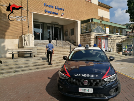 Rapinano il portafogli a un giovane turista: individuati dai carabinieri di Finale Ligure
