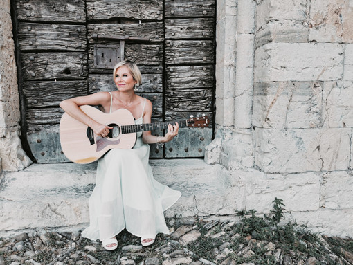 "Disordine" a Radio Onda Ligure: la cantautrice Chiara Ragnini presenterà il suo ultimo EP "Disordine" a Radio Onda Ligure: la cantautrice Chiara Ragnini presenterà il suo ultimo EP