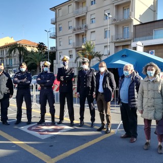 Nella foto gli esponenti di comune di Albenga, Marina Militare e Asl