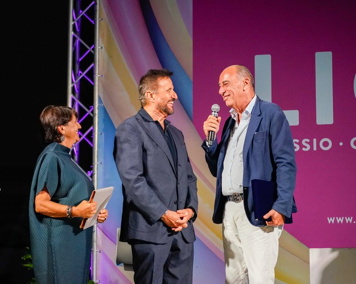 Il Muretto di Alassio si arricchisce di nuove firme: Christian De Sica, Paola Turci, Stefano Senardi ed Enzo Gragnaniello