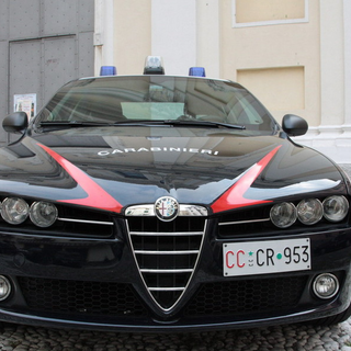 Auto, moto e furgone in fiamme a Laigueglia. A Savona uomo sequestra la moglie e la minaccia di morte